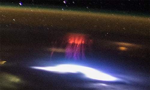Hình ảnh rõ nét về sét dị hình màu đỏ được chụp từ Trạm vũ trụ Quốc tế 2