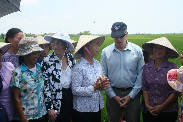 Quan chức Mỹ ra đồng trò chuyện cùng nông dân Nam Định 10