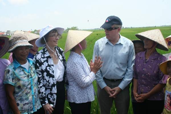 Quan chức Mỹ ra đồng trò chuyện cùng nông dân Nam Định 9
