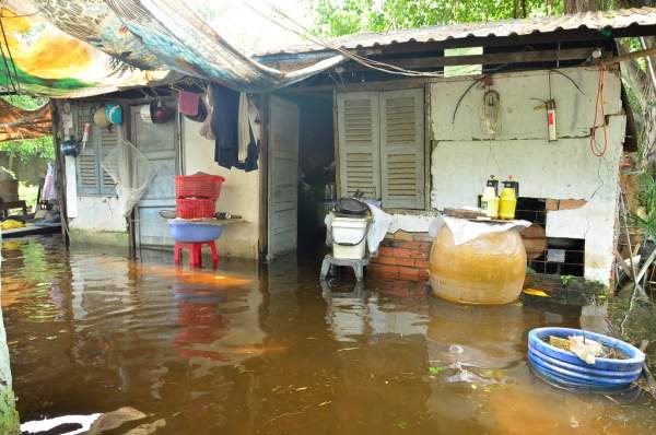 Trận mưa kỷ lục ở TPHCM: Sau 1 tuần nước vẫn bủa vây nhà dân 3