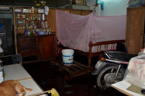 Trận mưa kỷ lục ở TPHCM: Sau 1 tuần nước vẫn bủa vây nhà dân 7