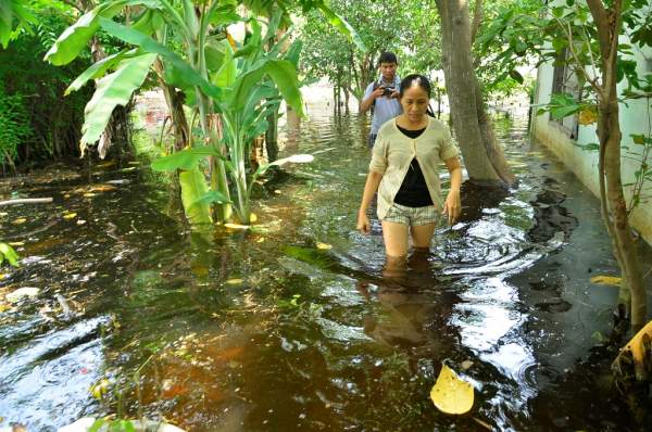 Trận mưa kỷ lục ở TPHCM: Sau 1 tuần nước vẫn bủa vây nhà dân 2