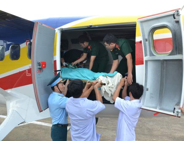 Thủy phi cơ đưa bệnh nhân từ đảo Trường Sa Lớn về đất liền cấp cứu 2