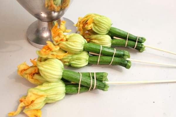 Cắm bình hoa từ bắp cải, đậu đũa đơn giản mà độc đáo 24