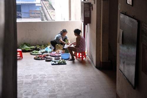 Họp chợ sầm uất ngay giữa hành lang chung cư ở Sài Gòn 10