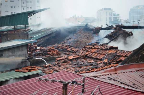 Hà Nội: Sau tiếng nổ lớn, khu tập thể cháy ngùn ngụt 2