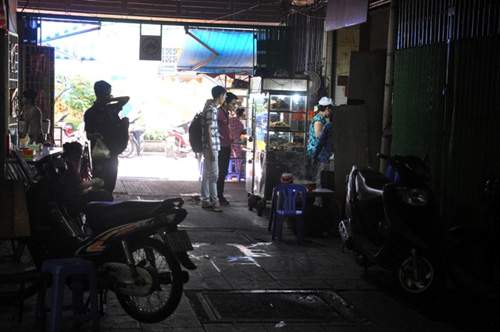 Họp chợ sầm uất ngay giữa hành lang chung cư ở Sài Gòn 2