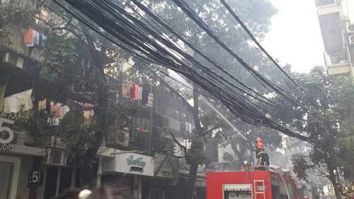 Hà Nội: Sau tiếng nổ lớn, khu tập thể cháy ngùn ngụt 3