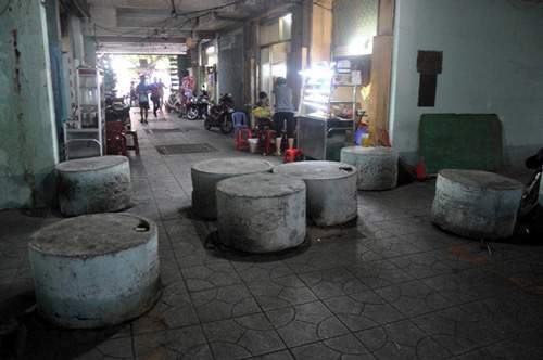Họp chợ sầm uất ngay giữa hành lang chung cư ở Sài Gòn 14