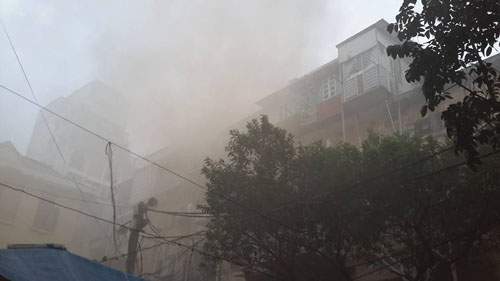 Hà Nội: Sau tiếng nổ lớn, khu tập thể cháy ngùn ngụt 5