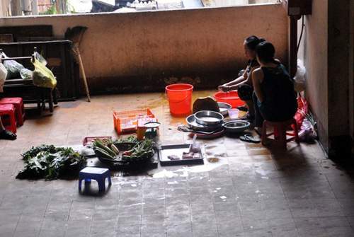 Họp chợ sầm uất ngay giữa hành lang chung cư ở Sài Gòn 12