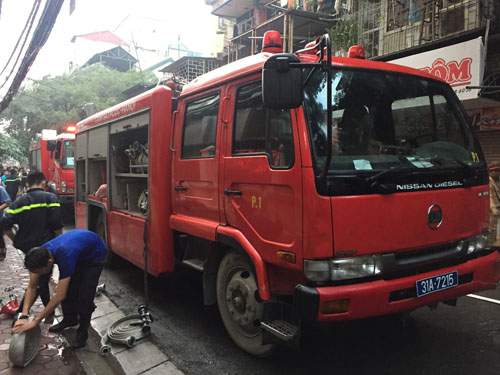 Hà Nội: Sau tiếng nổ lớn, khu tập thể cháy ngùn ngụt 6