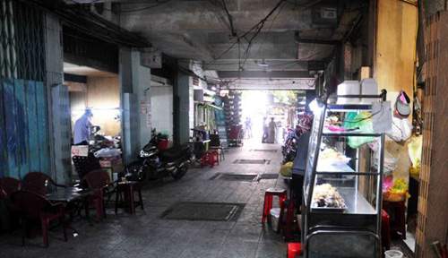 Họp chợ sầm uất ngay giữa hành lang chung cư ở Sài Gòn 13