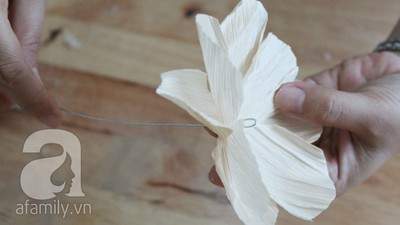 Gom góp vỏ bắp ngô học cách làm hoa giả xinh xắn 7