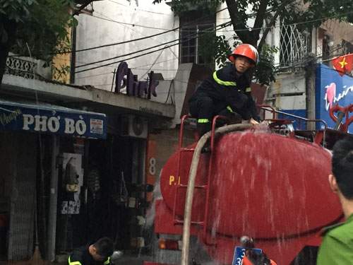 Hà Nội: Sau tiếng nổ lớn, khu tập thể cháy ngùn ngụt 4
