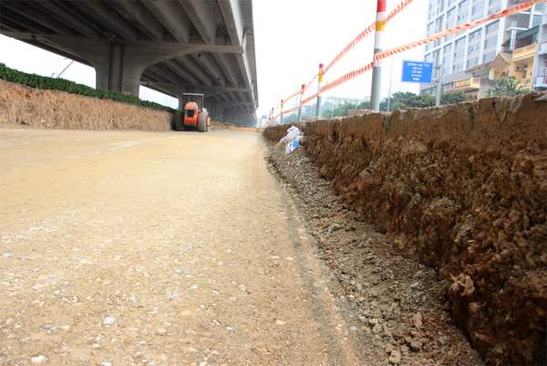 Hà Nội: Xén hàng trăm mét thảm cỏ xanh để giảm ùn tắc giao thông 3