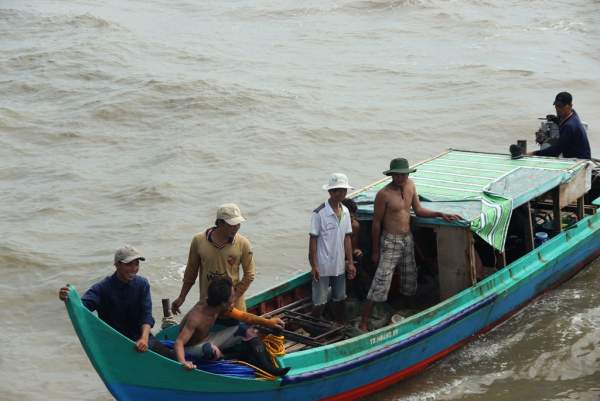 Chùm ảnh lực lượng cứu hộ xẻ tàu tìm kiếm 4 thuyền viên mất tích trên sông Soài Rạp 15