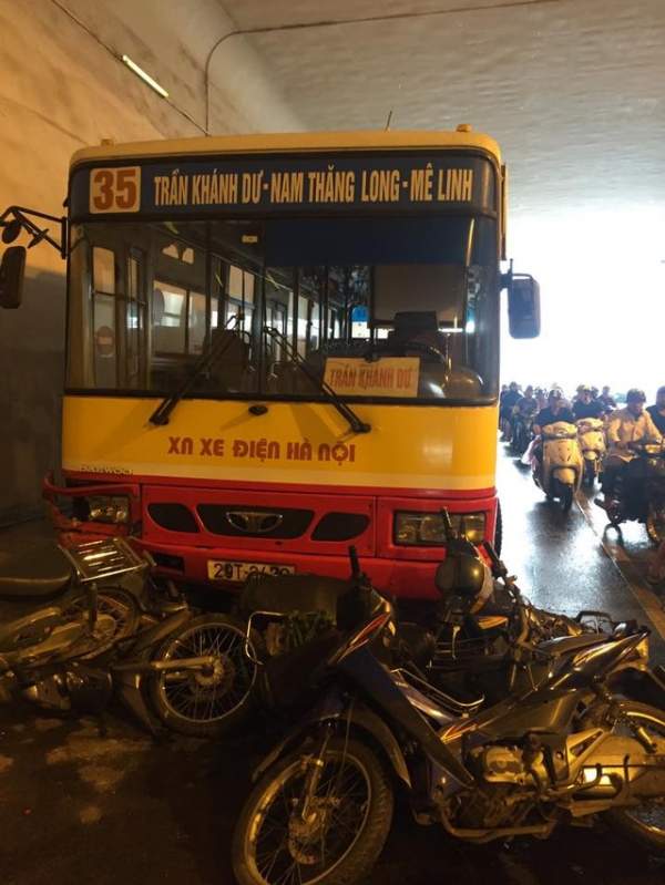 Hà Nội: Xe buýt tông hàng loạt xe máy trong hầm Kim Liên 3