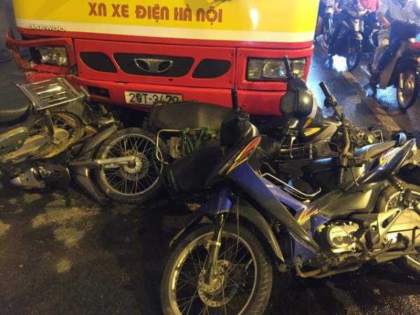 Hà Nội: Xe buýt tông hàng loạt xe máy trong hầm Kim Liên 4
