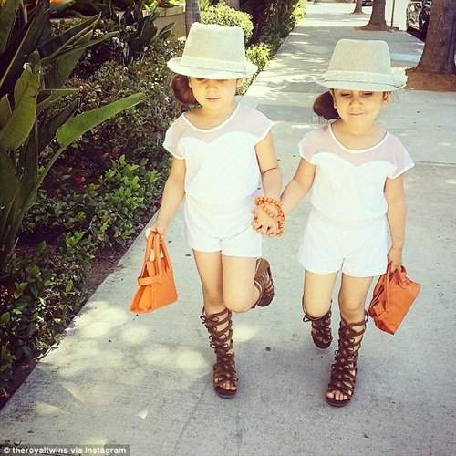 Cặp chị em song sinh 4 tuổi sành điệu nhất Instagram 9