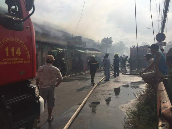 Cháy cả dãy nhà trên đường Bến Bình Đông, một người mất tích 6