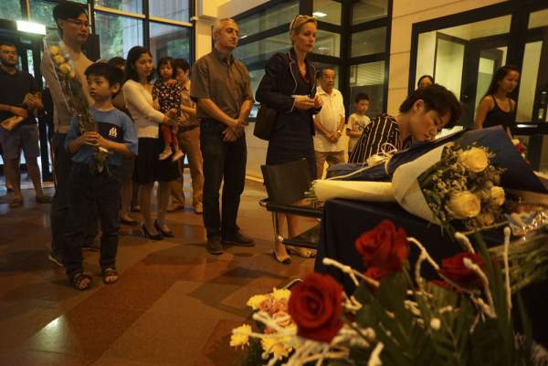 Nến và hoa từ Hà Nội tưởng nhớ nạn nhân vụ khủng bố tại Paris 6