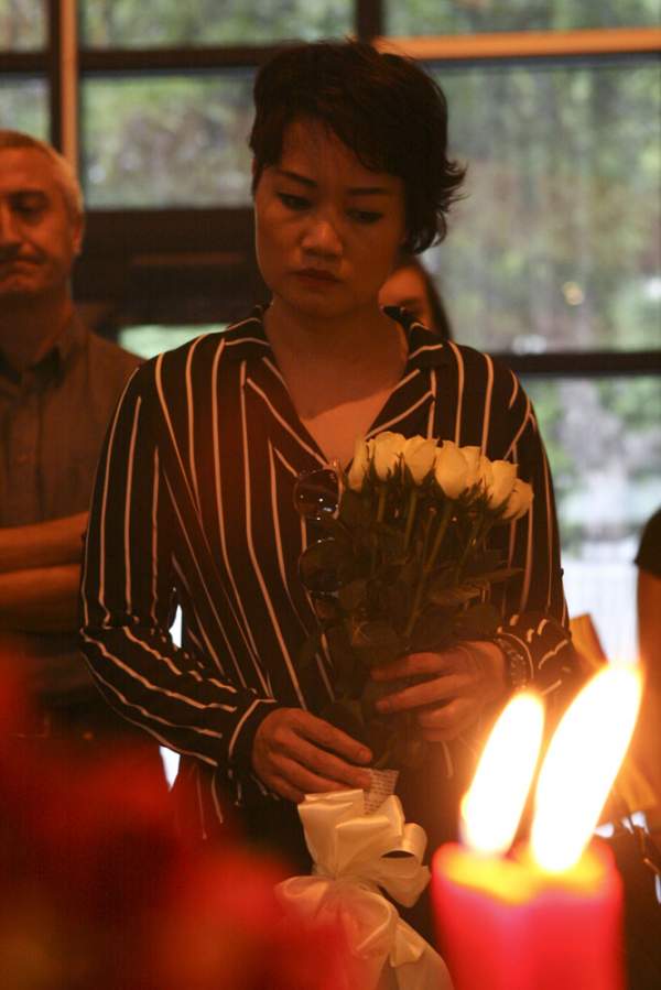 Nến và hoa từ Hà Nội tưởng nhớ nạn nhân vụ khủng bố tại Paris 7
