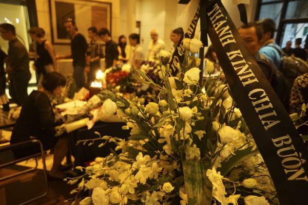 Nến và hoa từ Hà Nội tưởng nhớ nạn nhân vụ khủng bố tại Paris 2