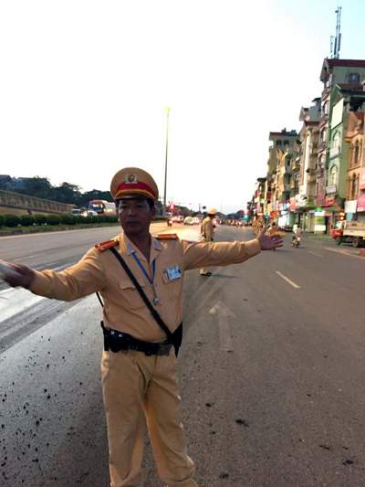 Hà Nội: Hàng km đường bóng nhẫy dầu, CSGT làm "cọc tiêu" phân làn 2