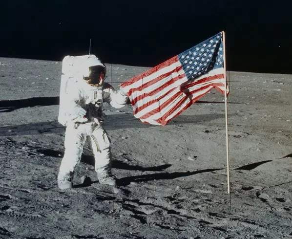 Điều gì đã xảy ra với những lá cờ được để lại trên Mặt trăng? 2
