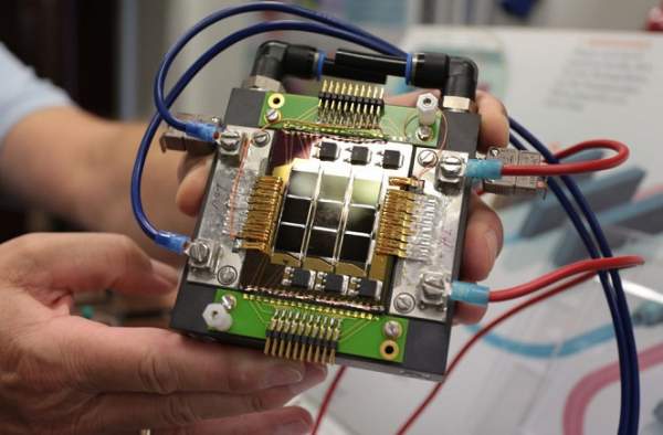 IBM nghiên cứu "máu điện tử 5D" để tăng tốc chip xử lý 4