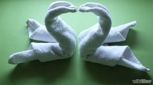 Cách xếp chim thiên nga bằng khăn tắm tô điểm cho giường cưới 27