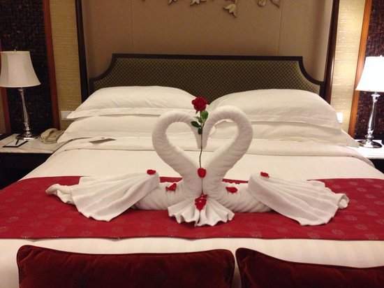 Cách xếp chim thiên nga bằng khăn tắm tô điểm cho giường cưới 33