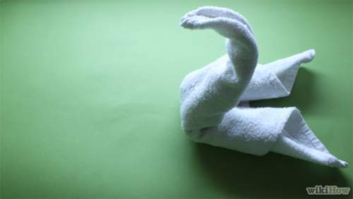 Cách xếp chim thiên nga bằng khăn tắm tô điểm cho giường cưới 24