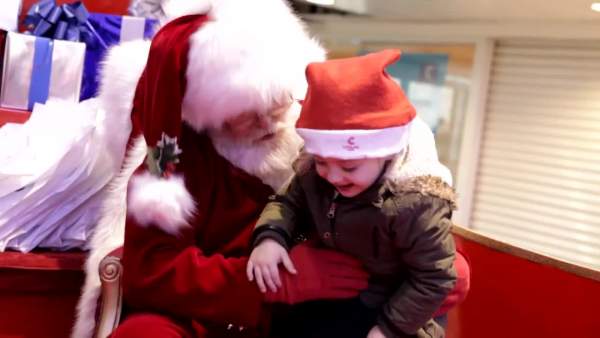 Ấm lòng khoảnh khắc Santa Claus "trò chuyện" với bé khiếm thính 4