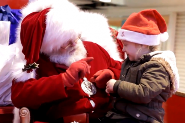 Ấm lòng khoảnh khắc Santa Claus "trò chuyện" với bé khiếm thính 2