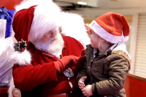 Ấm lòng khoảnh khắc Santa Claus "trò chuyện" với bé khiếm thính 3