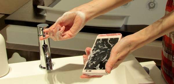 Công ty Nhật tung ra chiếc điện thoại chịu nước đầu tiên 2