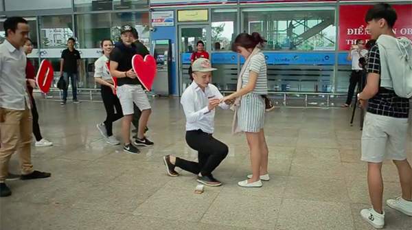 Clip màn cầu hôn lãng mạn ở sân bay Đà Nẵng 3