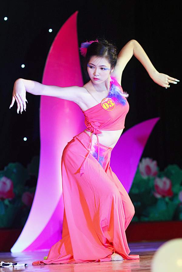 Hoa khôi Học viện An ninh duyên dáng trong vũ điệu "hút hồn" 2