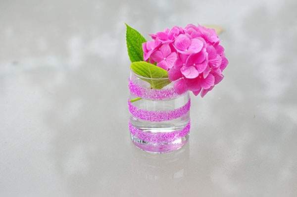 5 cách tái chế chai lọ thủy tinh thành bình cắm hoa siêu đẹp 2