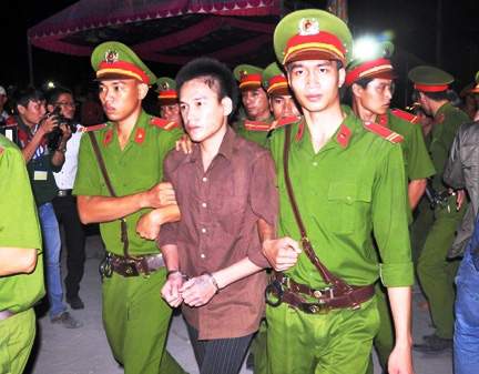 Thảm án ở Bình Phước: Sát thủ đứng không vững khi nhận án tử 23