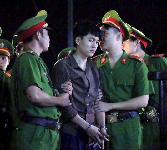Thảm án ở Bình Phước: Sát thủ đứng không vững khi nhận án tử 21