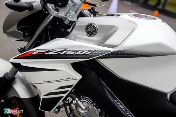 Honda CB150R 2016 so dáng với Yamaha FZ150i 12