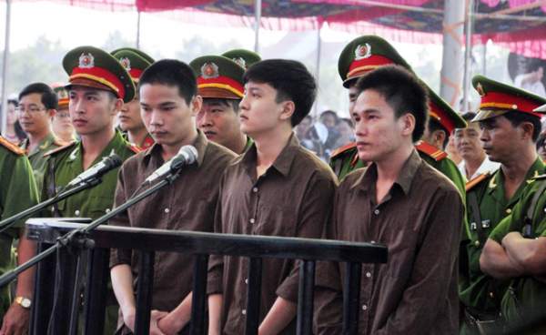 Thảm án ở Bình Phước: Sát thủ đứng không vững khi nhận án tử 9