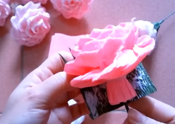 Chi tiết cách làm hoa hồng xoắn giấy "để ai cũng làm được" 7