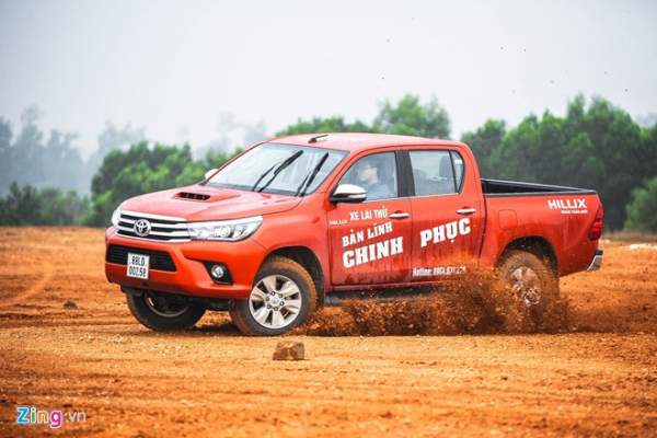 Chi tiết Toyota Hilux bản cao nhất giá gần 900 triệu đồng 15