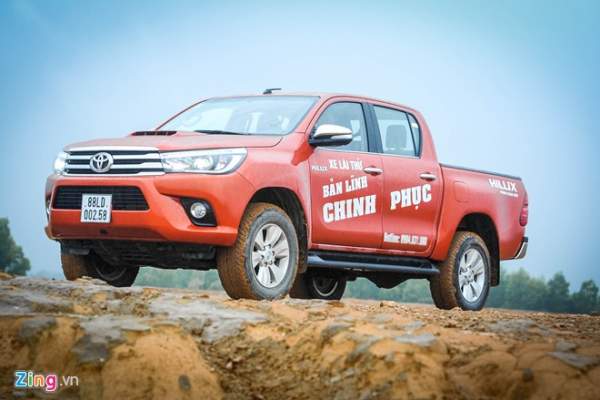 Chi tiết Toyota Hilux bản cao nhất giá gần 900 triệu đồng 3