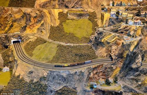 "Choáng" với mô hình đường ray tàu hỏa lớn nhất thế giới 9