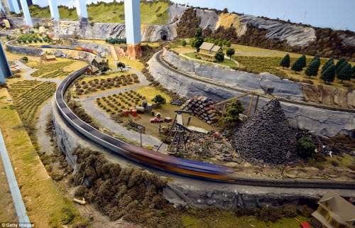 "Choáng" với mô hình đường ray tàu hỏa lớn nhất thế giới 11